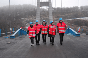 Fylkesvaraordfører Mona Hellesnes på den første turen over broen. Foto: HFK